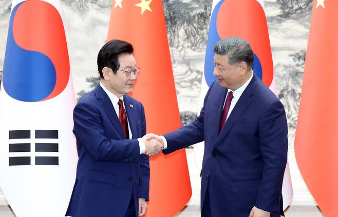 (베이징(중국)=뉴스1) 허경 기자 = 이재명 대통령과 시진핑 중국 국가주석이 5일 베이징 인민대회당에서 열린 한중 MOU 체결식에서 악수하고 있다.2026.1.5/뉴스1