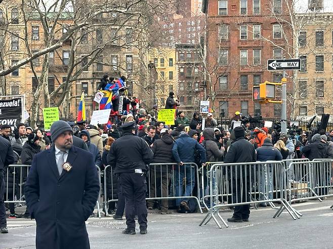 5일 니콜라스 마두로 베네수엘라 대통령 재판이 열린 미국 뉴욕 남부연방법원 앞은 시위대로 가득했다./윤주헌 특파원