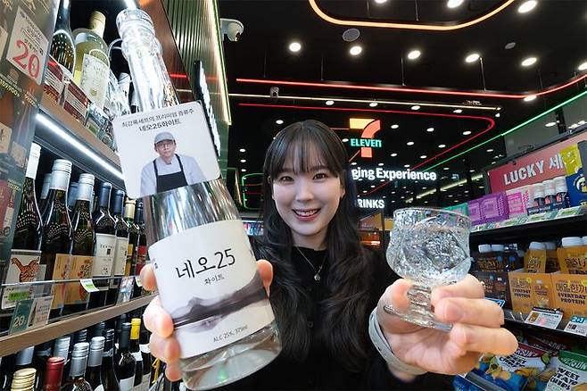 모델이 세븐일레븐과 최강록 셰프가 협업해 출시하는 '네오25화이트' 제품을 소개하고 있다.ⓒ세븐일레븐