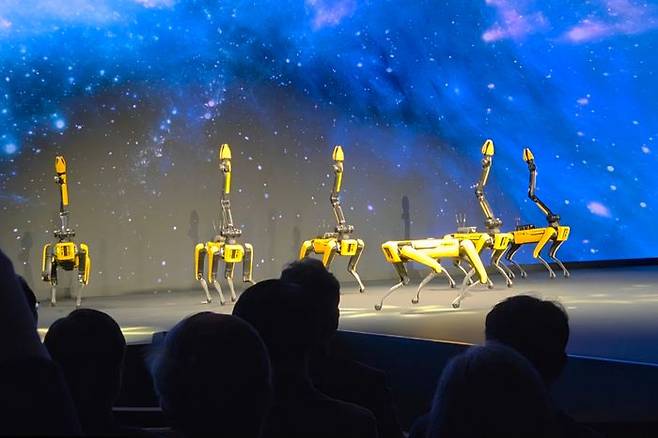 5일(현지시간) 미국 라스베이거스 만달레이 베이 컨벤션 센터에서 열린 CES 2026 현대자동차그룹 미디어 데이에서 보스턴다이내믹스의 로봇개 스팟이 K-팝 음악에 맞춰 군무 퍼포먼스를 선보이고 있다. ⓒ데일리안 정진주 기자