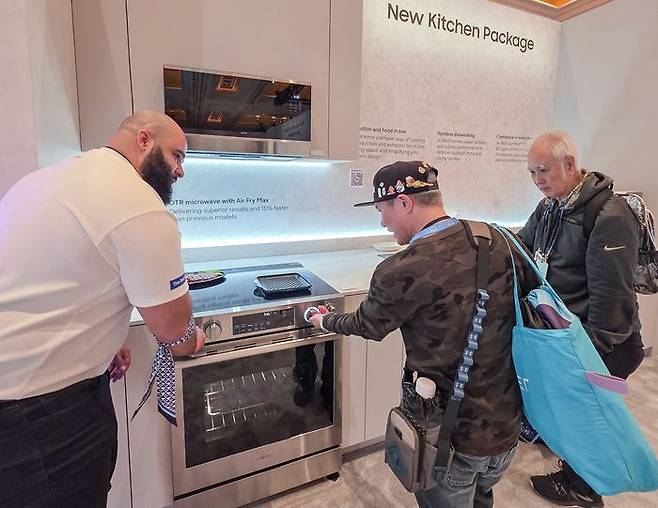 삼성전자 '에어프라이' 탑재한 OTR 전자레인지 전시 모습 ⓒ삼성전자