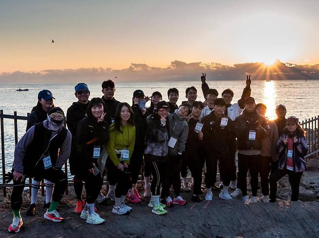 지난해 12월 28일 부산 기장군 해동용궁사 앞 해안가에서 HiBA 프로그램 참가자들이 기념사진을 촬영하고 있다. 박철호 한국관광공사 선임차장 제공