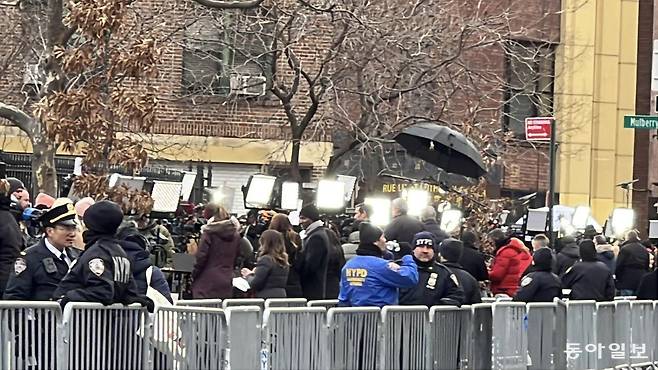 5일 법원 앞에는 세계 각국의 취재진들이 모여 역대급 취재 열기를 보였다. 미국 법원은 법정 내 전자기기를 일체 허용하지 않아 촬영과 녹음이 불가능하다. 이에 취재진들은 법원 밖에서 중계를 전했다.