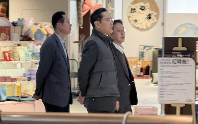 이재용 삼성전자 회장이 베이징 징둥몰에서 포착돼 중국 실검 1위에 오르며 화제가 됐다. 사진은 중국 쇼핑몰에서 포착된 이 회장의 모습. 바이두 갈무리.