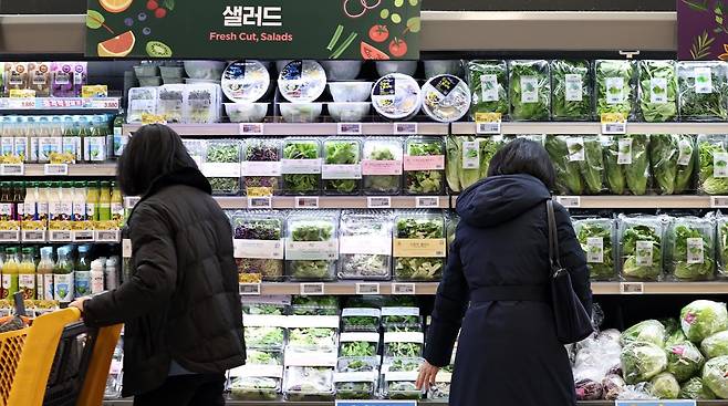 서울의 한 대형마트에 시민들이 장을 보고 있다.  2026.1.1/뉴스1