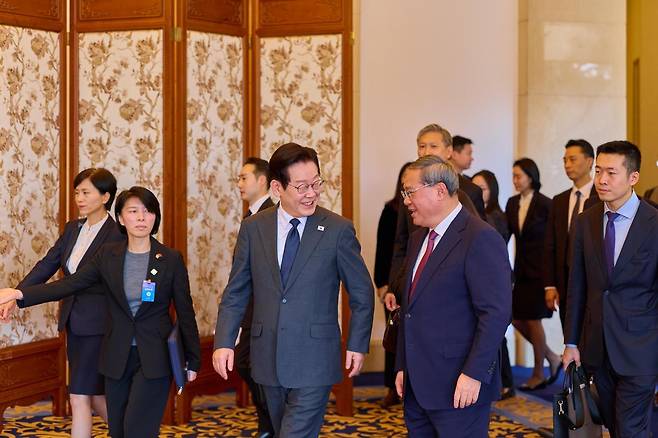 중국을 국빈 방문 중인 이재명 대통령이 6일(현지 시간) 베이징 조어대에서 리창 국무원 총리와 오찬을 위해 이동하며 대화하고 있다. (공동취재) 2026.01.06. 뉴시스