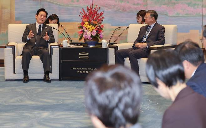 중국을 국빈방문 중인 이재명 대통령과 천지닝 상하이시 당 서기가 6일 상하이 세계회객청에서 열린 만찬 전 사전환담을 하고 있다. 2026.1.6/뉴스1