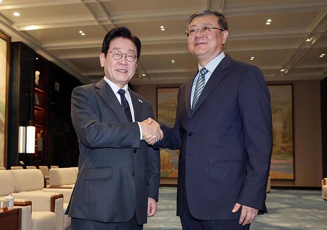 중국을 국빈 방문 중인 이재명 대통령이 6일(현지 시간) 상하이 세계회객청에서 천지닝 상하이시 당 서기와 인사하고 있다. 2026.01.06. 뉴시스