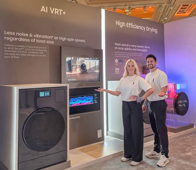 미국 라스베이거스 윈 호텔에 마련된 삼성전자 단독 전시관에 5일(현지시간) 마련된 비스포크 AI 콤보를 관계자들이 소개하고 있다. 삼성전자 제공