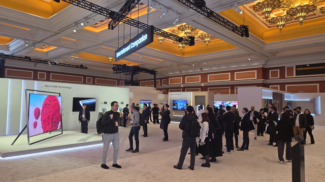 미국 라스베이거스 윈 호텔에 마련된 삼성전자 단독 전시관에 5일(현지시간) 다수의 관람객들이 130인치 마이크로 RGB TV를 보고 있다. 장우진 기자