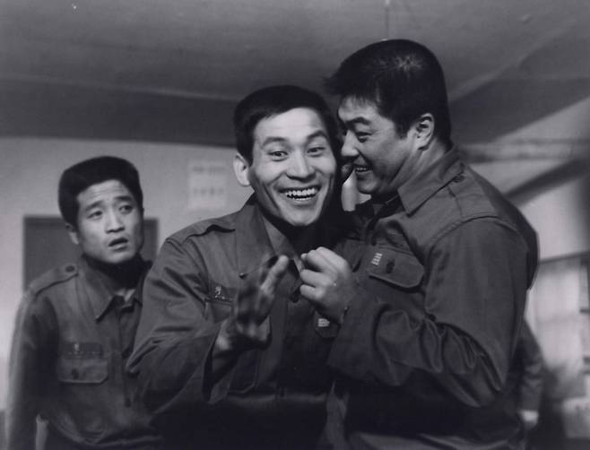 병사와 아가씨들 스틸컷