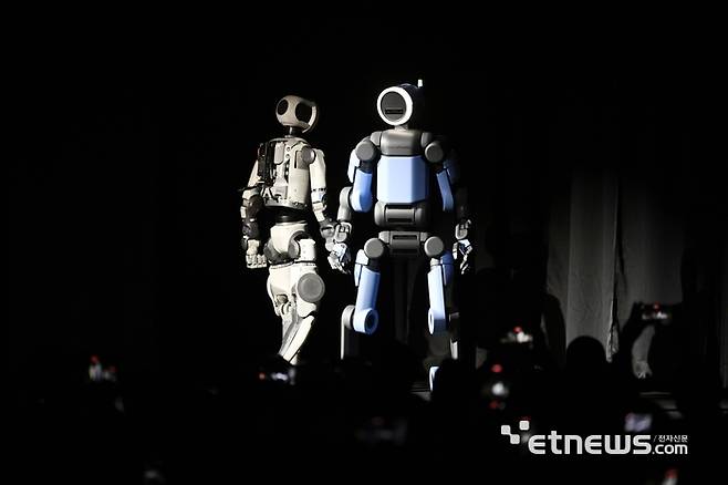 세계 최대 가전·정보기술(IT) 전시회 'CES 2026' 개막을 하루 앞둔 5일(현지시간) 미국 네바다주 라스베이거스 만달레이베이에서 열린 현대차그룹 프레스 컨퍼런스에서 차세대 전동식 아틀라스 시제품(왼쪽)과 아틀라스 개발형 모델이 무대에 공개돼 있다. 라스베이거스=이동근기자 foto@etnews.com