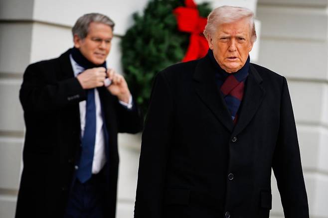지난달 13일 미국 워싱턴DC 백악관에서 도널드 트럼프 미국 대통령(오른쪽)과 스콧 베선트 미국 재무장관이 이동하고 있다.UPI연합뉴스