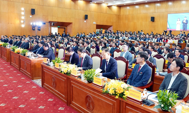 나기홍 삼성 베트남 전략협력실장(앞줄 오른쪽 두번째), 최영삼 주베트남 한국대사(앞줄 오른쪽 네번째) 등 관계자들이 5일 열린 2026년 타이응우옌성 투자유치 콘퍼런스에 참석했다. 베트남 타이응우옌성 제공