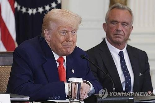 로버트 케네디 주니어 보건복지부 장관(오른쪽)과 도널드 트럼프 미국 대통령.연합뉴스