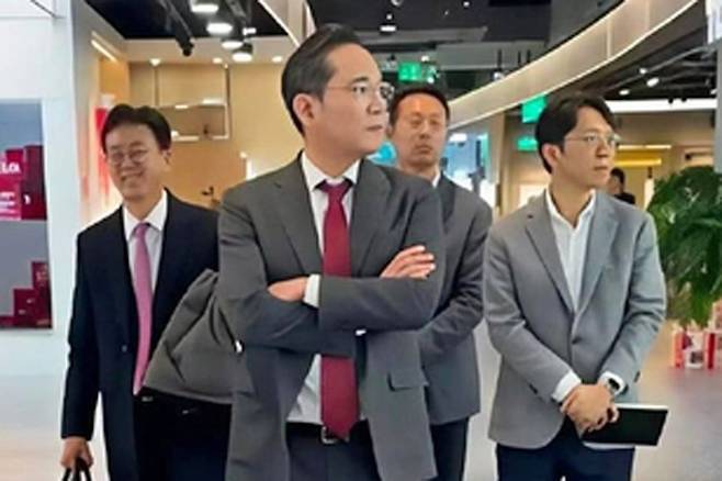 중국 베이징 쇼핑몰에서 목격된 이재용 삼성전자 회장. 연합뉴스