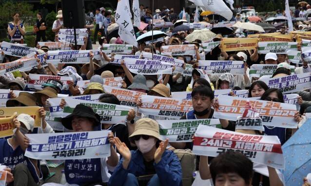 지난 2023년 4월20일 서울 용산구 삼각지역 인근에서 열린 4·20 장애인차별철폐 투쟁결의대회 참가자들이 손팻말을 들고 있다. 김혜윤 기자 unique@hani.co.kr