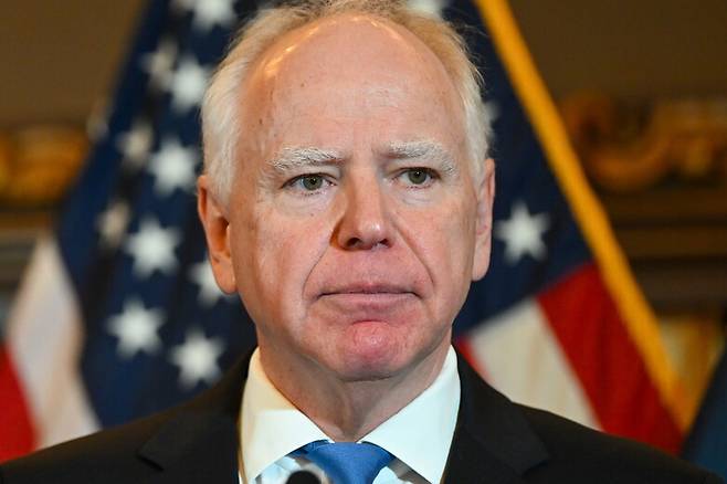 5일 미국 미네소타주 미니애폴리스에서 민주당 소속 팀 월즈 미네소타 주지사가 기자회견을 하고 있다. 복지 부정수급 스캔들 관리·감독에 소홀했다는 비판을 받아온 월즈 주지사는 3선 도전에 나서지 않겠다는 뜻을 밝혔다. 미니애폴리스/EPA연합뉴스