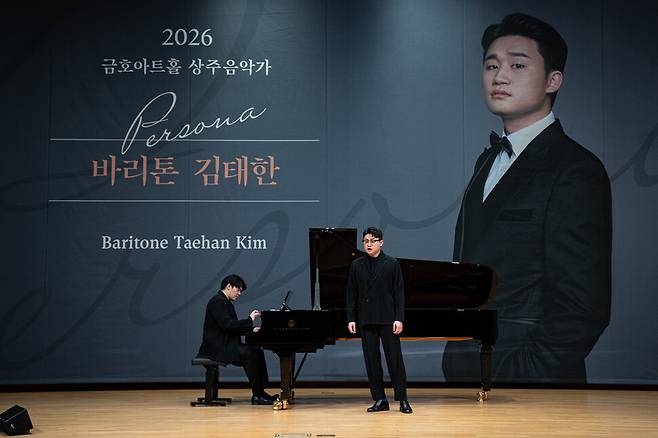 바리톤 김태한이 6일 오전 서울 서대문구 연세대학교 백양누리에서 열린 기자간담회에 앞서 공연을 선보이고 있다. 금호문화재단 제공