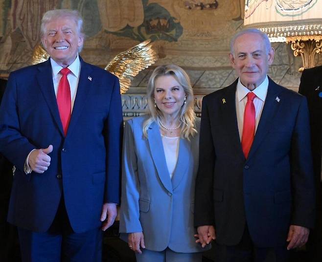 지난달 30일 미국 플로리다주 마러라고 리조트에서 열린 양국 정상회담장에서 도널드 트럼프 미국 대통령(왼쪽), 사라 네타냐후 이스라엘 총리 부인(가운데), 베냐민 네타냐후 이스라엘 총리(오른쪽)를 촬영한 사진. 이스라엘 정부공보실 엑스 계정에 올라온 이 사진의 출처에는 이스라엘 정부공보실 사진가의 이름과 함께 ‘사라 네타냐후’가 병기되어 있다. 출처 엑스