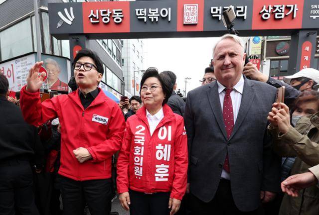 2024년 3월 국민의힘 서울 중구성동을 후보로 출마한 이혜훈(가운데) 기획예산처 장관 후보자가 한동훈(이 후보자 왼쪽) 국민의힘 비상대책위원장과 인요한 국민의미래 선거대책위원장과 함께 서울 중구 퇴계로 신당동 떡볶이타운을 걷고 있다. 한국일보 자료사진