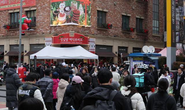 크리스마스를 이틀 앞두고 딸기시루가 출시된 지난달 23일 대전 중구 성심당 일대에 빵을 사려는 고객들이 차례를 기다리고 있다. 대전=뉴스1