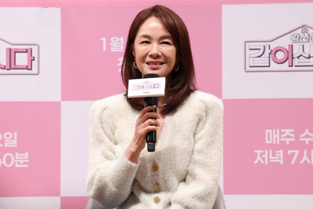 방송인 장윤정이 6일 서울 영등포구 KBS아트홀에서 열린 예능 '황신혜의 같이 삽시다' 제작발표회에서 인사말을 하고 있다. 연합뉴스
