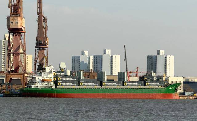 컨테이너 위장 미사일 발사기가 실린 중국의 화물선 '중다79'호. 웨이보 캡처