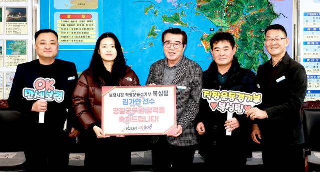 보령시청 복싱팀 소속 김가연 선수(왼쪽 두 번째)가 경찰공무원에 합격한 뒤 김동일 보령시장(왼쪽 세 번째), 정해만 감독(왼쪽 네 번째)과 함께 시장실에서 기념촬영을 하고 있다. 보령시 제공.