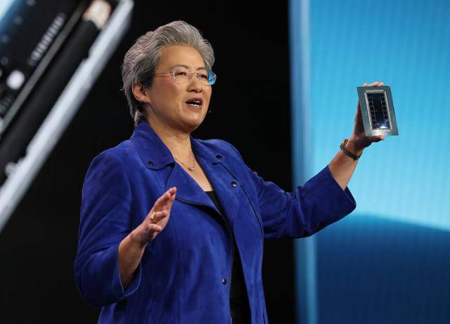 리사 수 AMD 최고경영자(CEO)가 5일 세계 최대 가전·정보기술(IT) 전시회 'CES 2026'에서 기조연설하며 AI 칩을 들고 있다. 라스베이거스=연합뉴스