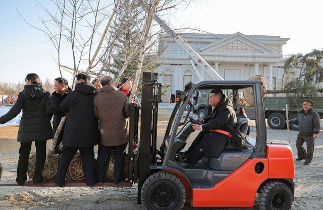 북한 노동당 기관지 노동신문은 6일 "김정은 북한 국무위원장이 지난 5일 당·정부 지도간부들과 함께 해외군사작전 전투위훈기념관건설장을 찾았다"라고 보도했다. 이날 현지지도에는 딸 주애(지게차에 오른 이들 중 맨 오른쪽)가 동행한 가운데, 김 위원장이 지게차를 직접 운전하기도 했다. 평양=노동신문 뉴스1