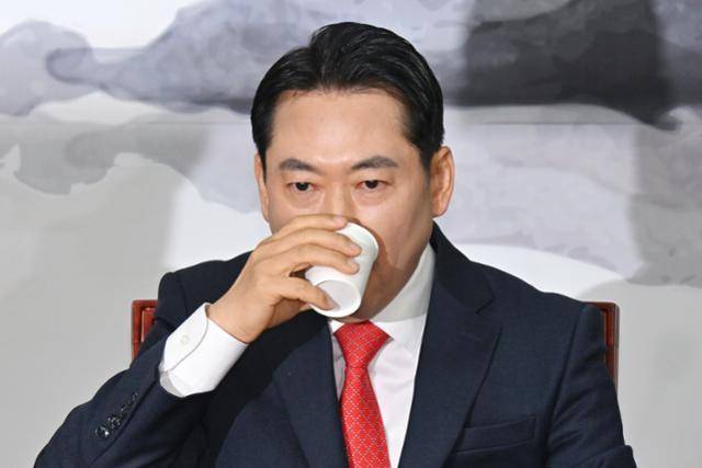 장동혁 국민의힘 대표와 최고위원들이 5일 국회에서 열린 최고위원회의에 참석해 물을 마시고 있다. 민경석 기자