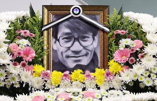 배우 고아라가 故 안성기 빈소 앞에서 오열하며 선배에 대한 애틋한 마음을 드러냈다. 뉴스1