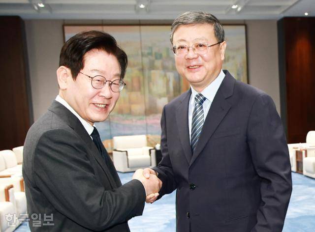 중국을 국빈 방문 중인 이재명 대통령이 6일 상하이 세계회객청에서 열린 천지닝 상하이시 당서기 주최 만찬에 참석하며 천지닝 당서기와 인사하고 있다. 상하이=왕태석 선임기자