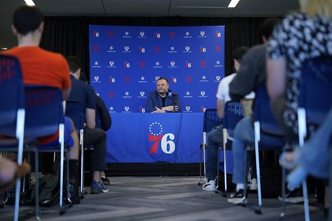 <yonhap photo-1168=""> Philadelphia 76ers' Daryl Morey speaks during a news conference at the NBA basketball team's training facility, Wednesday, May 17, 2023, in Camden, N.J. (AP Photo/Matt Slocum)/2023-05-18 04:48:00/ <저작권자 ⓒ 1980~2023 ㈜연합뉴스. 무단 전재 재배포 금지.></yonhap>