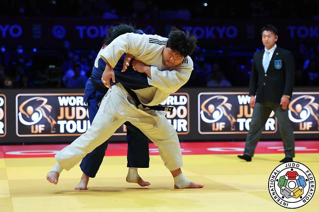 <yonhap photo-7450=""> 기술 시도하는 이현지 (서울=연합뉴스) 이현지(오른쪽)가 7일 일본 도쿄 체육관에서 열린 2025 국제유도연맹(IJF) 도쿄 그랜드슬램 여자 78㎏ 이상급 결승에서 김하윤을 상대로 기술을 시도하고 있다. 2025.12.7 [IJF 홈페이지 캡처. 재배포 및 DB 금지] photo@yna.co.kr/20251207 21:05:00/ <저작권자 ⓒ ㈜연합뉴스. 무단 전재 재배포 금지, AI 학습 및 활용 금지></yonhap>