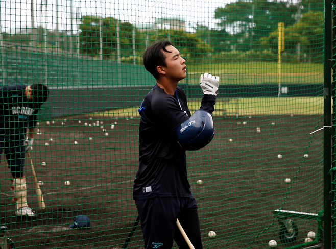 NC 김휘집이 지난해 11월 오키나와 마무리캠프에서 맹훈련을 소화하고 있다. 사진=NC 제공