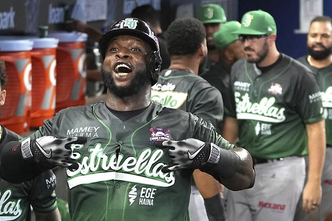 <yonhap photo-1201="">도미니카 윈터리그에서 뛰던 미겔 사노의 모습. [AP=연합뉴스]</yonhap>