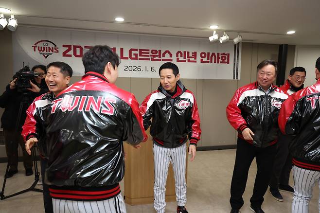 염경엽 감독이 6일 신년 인사화에서 선수단과 악수하고 있다. LG 제공