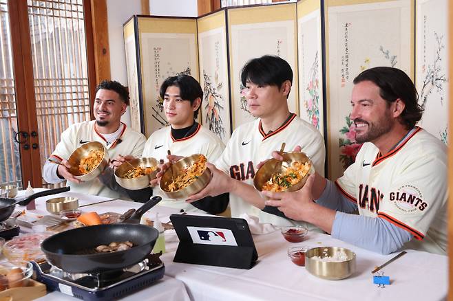 <yonhap photo-2843="">6일 서울 종로구 누하동에서 메이저리그 샌프란시스코 자이언츠의 윌리 아다메스(왼쪽부터)와 이정후, 최현석 셰프, 토니 비텔로 감독이 한국 전통 음식 만들기 체험을 마친 뒤 기념 촬영하고 있다. 사진=연합뉴스</yonhap>