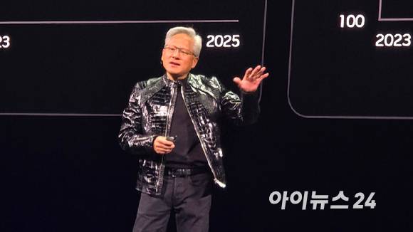 젠슨 황 엔비디아 CEO가 5일(현지시간) 미국 라스베이거스 퐁텐블로 호텔에서 열린 CES 2026 특별연설을 하고 있다. [사진=박지은 기자]