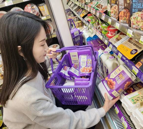 소비자가 CU에서 HEYROO 득템 시리즈를 살펴보고 있는 모습. [사진=CU]