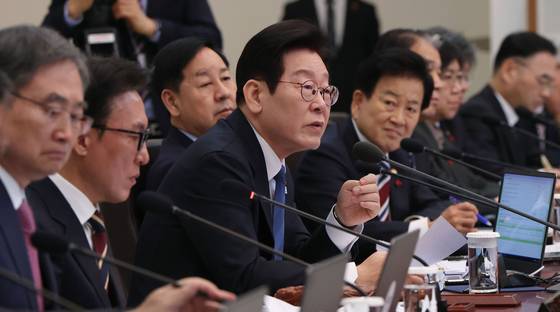 이재명 대통령이 지난달 30일 청와대에서 열린 국무회의에서 지방 이전 공공기관의 지역 경제 활성화 방안 등을 지시하고 있다. [청와대사진기자단]