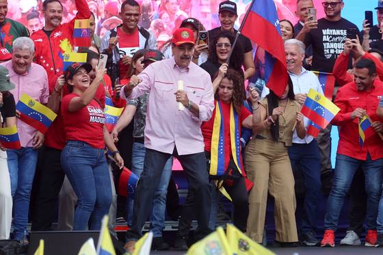 지난달 1일 카라카스의 집회에서 춤추고 있는 마두로 베네수엘라 대통령. [EPA=연합뉴스]