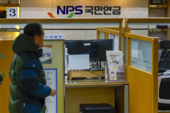 서울 서대문구 국민연금공단 서울북부지역본부을 찾은 시민들이 상담을 받고 있다. 올해부터 국민연금법 개정에 따라 내년 국민연금 보험료율이 월 소득의 9%에서 9.5%로 올랐다. 보험료율이 9.5%로 조정되면서 월 평균소득이 309만원인 직장 가입자는 종전보다 7700원 늘어난 14만6700원을 매월 납부해야 한다. 지역가입자는 본인이 보험료율을 전액 납부하므로 보험료가 기존보다 1만5400원 오른다. 뉴시스