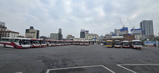 지난 4일 전북 전주시 금암동 전주시외버스터미널 배차장에 도내 시외버스 5개사 버스가 주차돼 있다. 김준희 기자