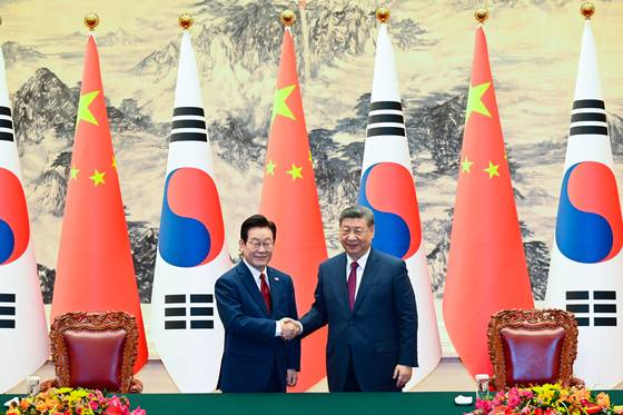 이재명 대통령과 시진핑 중국 국가주석이 5일(현지시간) 중국 베이징 인민대회당에서 열린 MOU 서명식에서 악수하고 있다. 청와대사진기자단