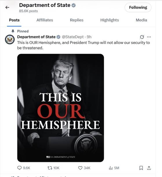 미 국무부는 5일(현지시간) 공식 소셜미디어 계정의 최상단에 트럼프 대통령의 사진과 함께 ″이곳(서반구)은 우리의 반구″라는 글을 올렸다. 해당 게시물을 신규 게시글이 게시되더라도 최상단에 위치한다. 국무부 소셜미디어