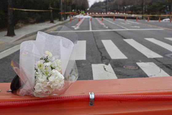 서울 강동구 명일동 싱크홀(땅꺼짐) 현장에 이번 사고로 숨진 오토바이 운전자 박모씨를 추모하는 꽃이 놓여 있다. [연합뉴스]