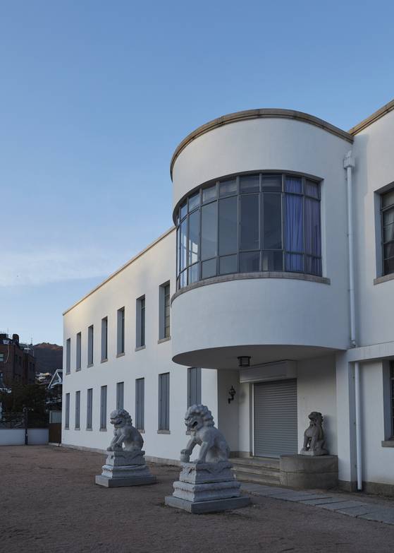 간송미술관이 개관할 당시부터 건물 입구를 지켜온 중국 청대(淸代)의 석사자상 한 쌍이 중국으로 돌아간다고 5일 미술관 측이 밝혔다. 이날 열린 한·중 정상회담을 계기로 국립중앙박물관과 중국 국가문물국 간에 ‘청대 석사자상 기증 협약’ 문서가 서명되면서다. 사진은 간송미술관의 유물전시관인 보화각의 전경. 사진 국립중앙박물관